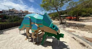 Residents anger in Benalmadena over €700,000 dinosaur park featuring just ‘three wooden figures’
